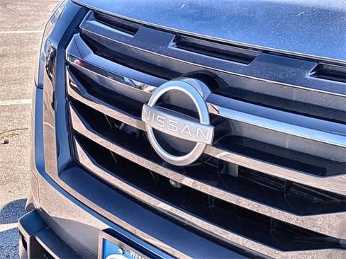 Used 2025 Nissan Pathfinder Platinum w/ Black Appearance Package image 12