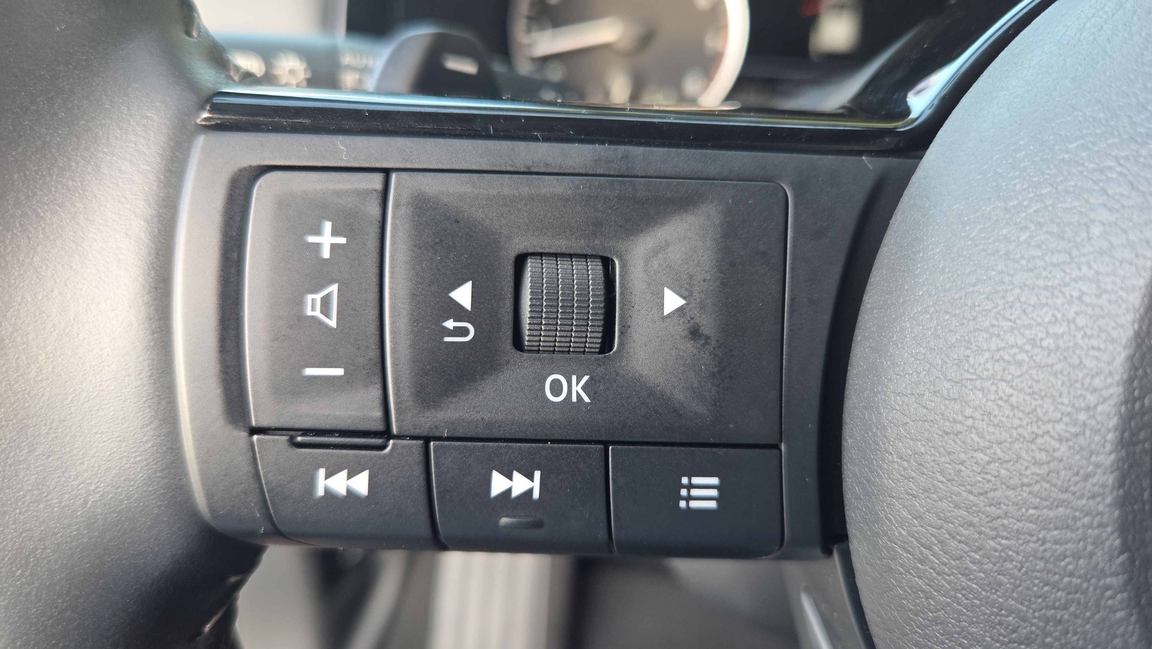 Used 2025 Nissan Pathfinder SL FWD image 29