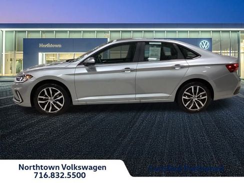 Used 2025 Volkswagen Jetta SE w/ Sunroof Package image 2