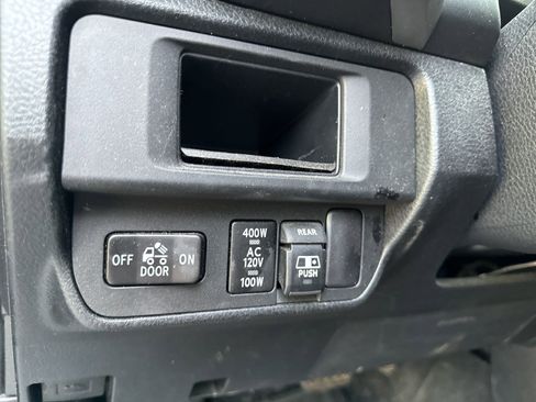Used 2017 Toyota Tacoma Limited image 17