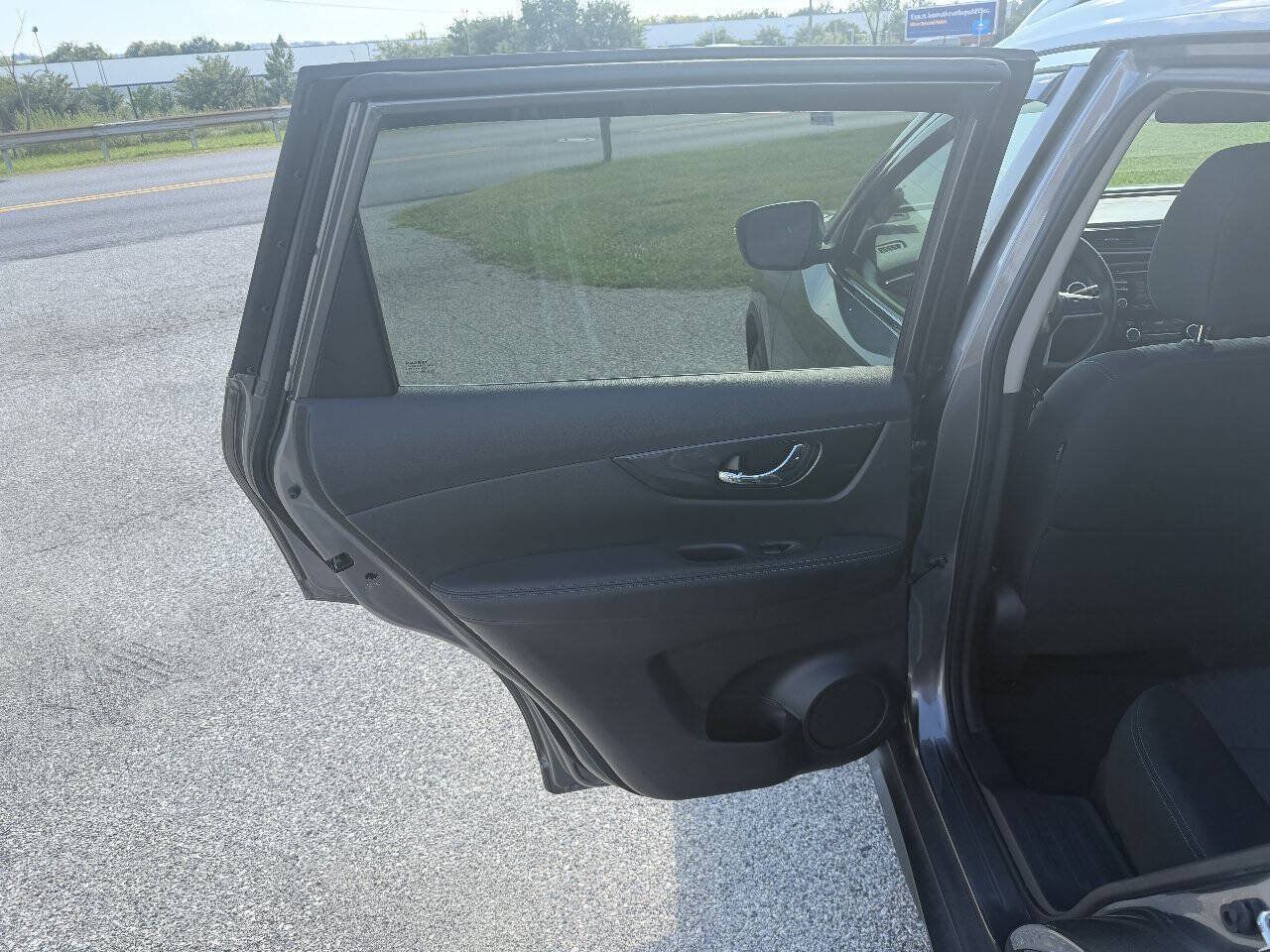 Used 2017 Nissan Rogue SV AWD/4WD image 15