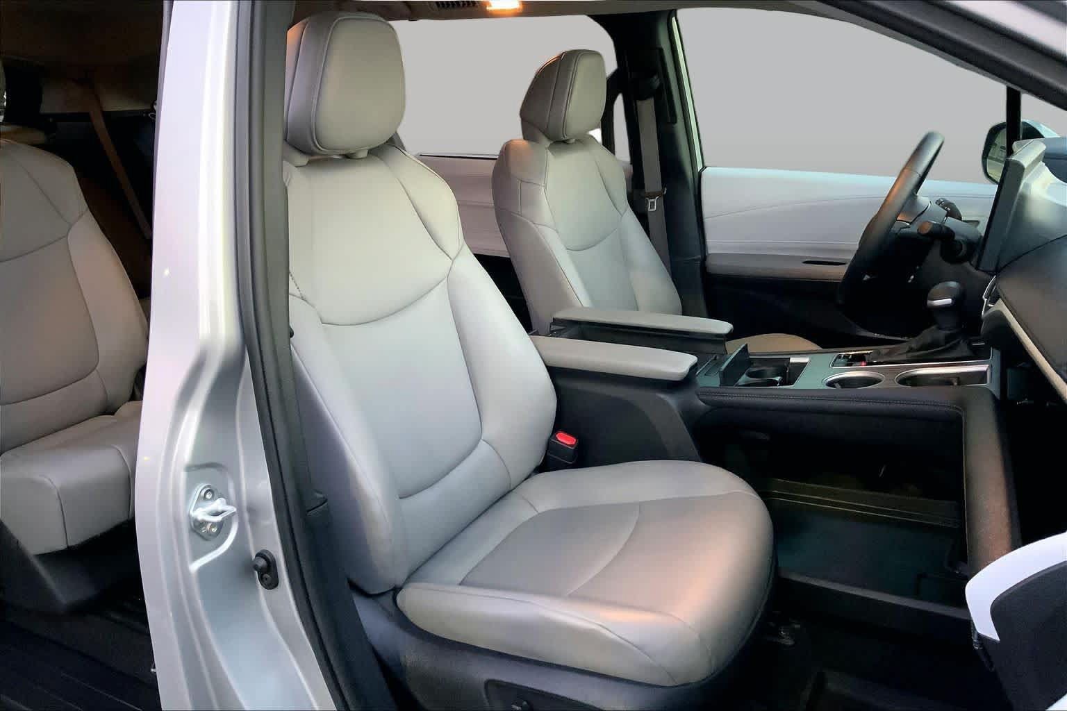 Used 2025 Toyota Sienna XLE FWD image 8