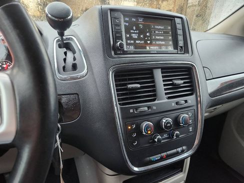 Used 2019 Dodge Grand Caravan SE w/ UConnect Hands-Free Group FWD image 10