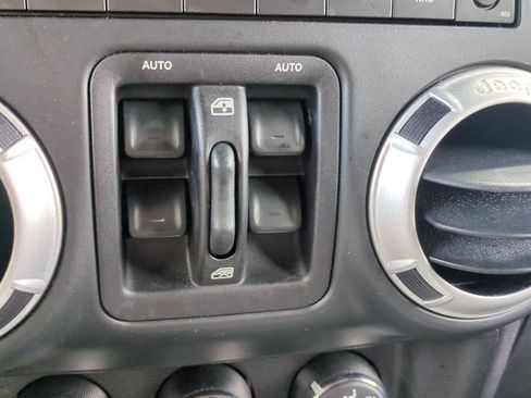 Used 2014 Jeep Wrangler Unlimited Rubicon w/ Connectivity Group image 21