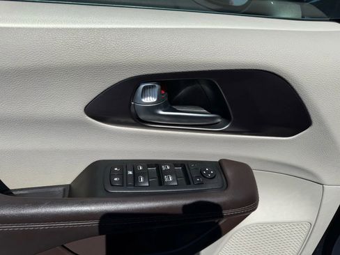 Used 2017 Chrysler Pacifica Touring-L image 12