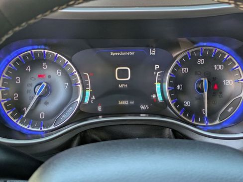 Used 2024 Chrysler Pacifica Touring-L FWD image 22