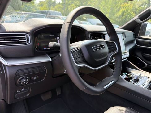 Used 2025 Jeep Wagoneer Series III w/ Premium Group I AWD/4WD image 6