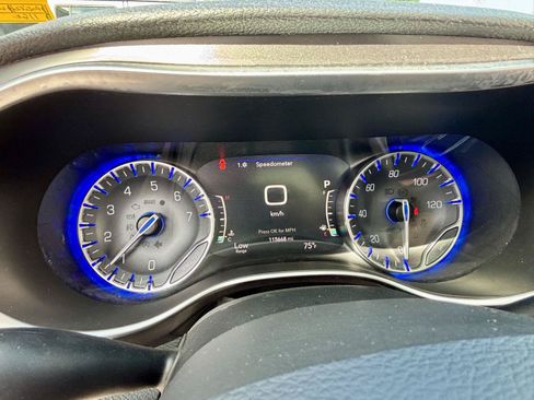Used 2018 Chrysler Pacifica Limited FWD image 30