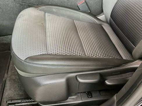Used 2025 Chevrolet Trax LT w/ LT Convenience Package FWD image 9