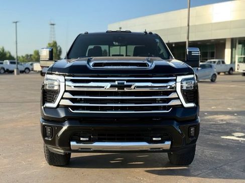 Used 2024 Chevrolet Silverado 2500 High Country w/ High Country Premium Package AWD/4WD image 3