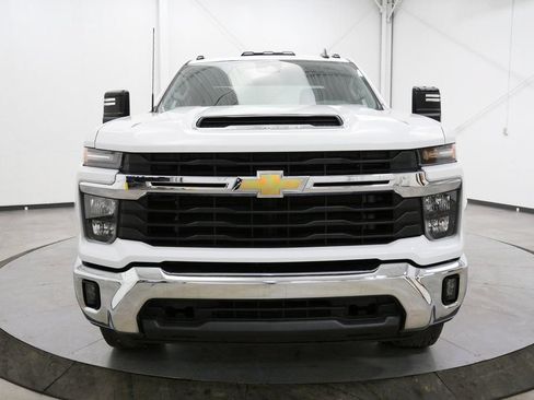 Used 2024 Chevrolet Silverado 2500 LT w/ Convenience Package AWD/4WD image 2