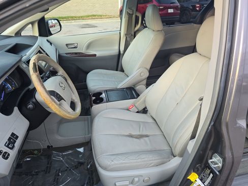 Used 2011 Toyota Sienna XLE image 17