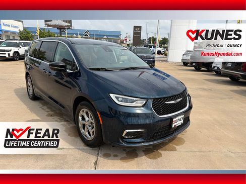 Used 2024 Chrysler Pacifica Limited FWD image 1