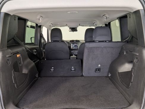 Used 2023 Jeep Renegade Latitude image 28