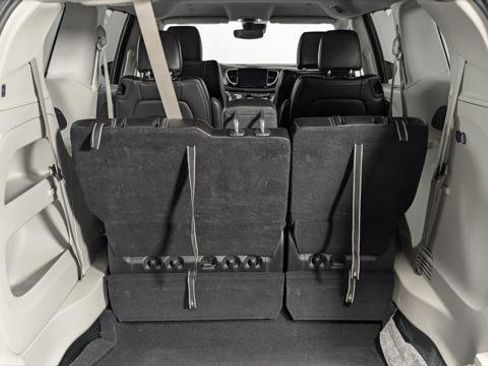Used 2023 Chrysler Pacifica Touring-L image 18