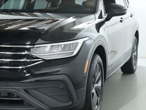 Used 2023 Volkswagen Tiguan SE AWD/4WD image 4
