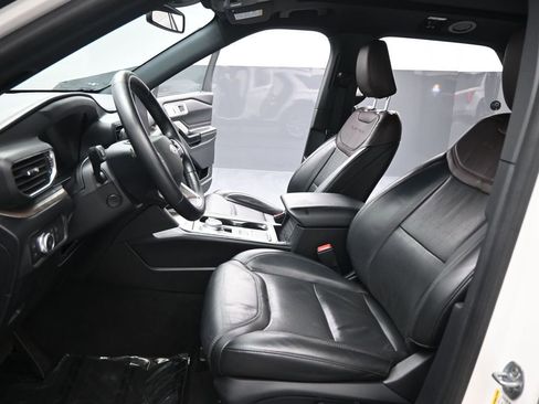 Certified 2022 Ford Explorer Platinum w/ Technology Package image 10