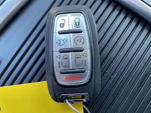 Used 2024 Chrysler Pacifica Touring-L image 26