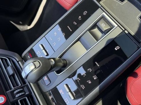 Certified 2024 Porsche Macan AWD/4WD image 23