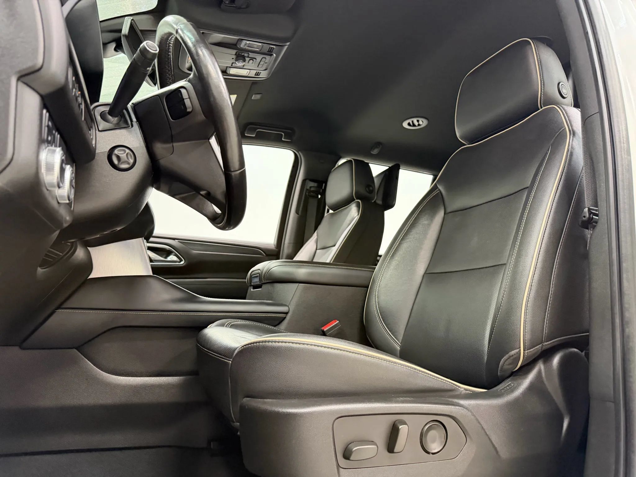 Used 2021 GMC Yukon SLT w/ Rear Media and Nav Package AWD/4WD image 15