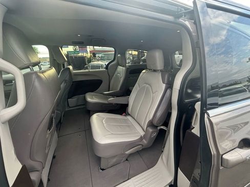 Used 2017 Chrysler Pacifica Touring-L image 16