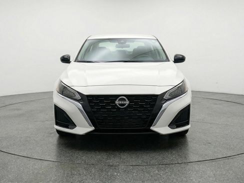 Used 2025 Nissan Altima 2.5 SV image 2