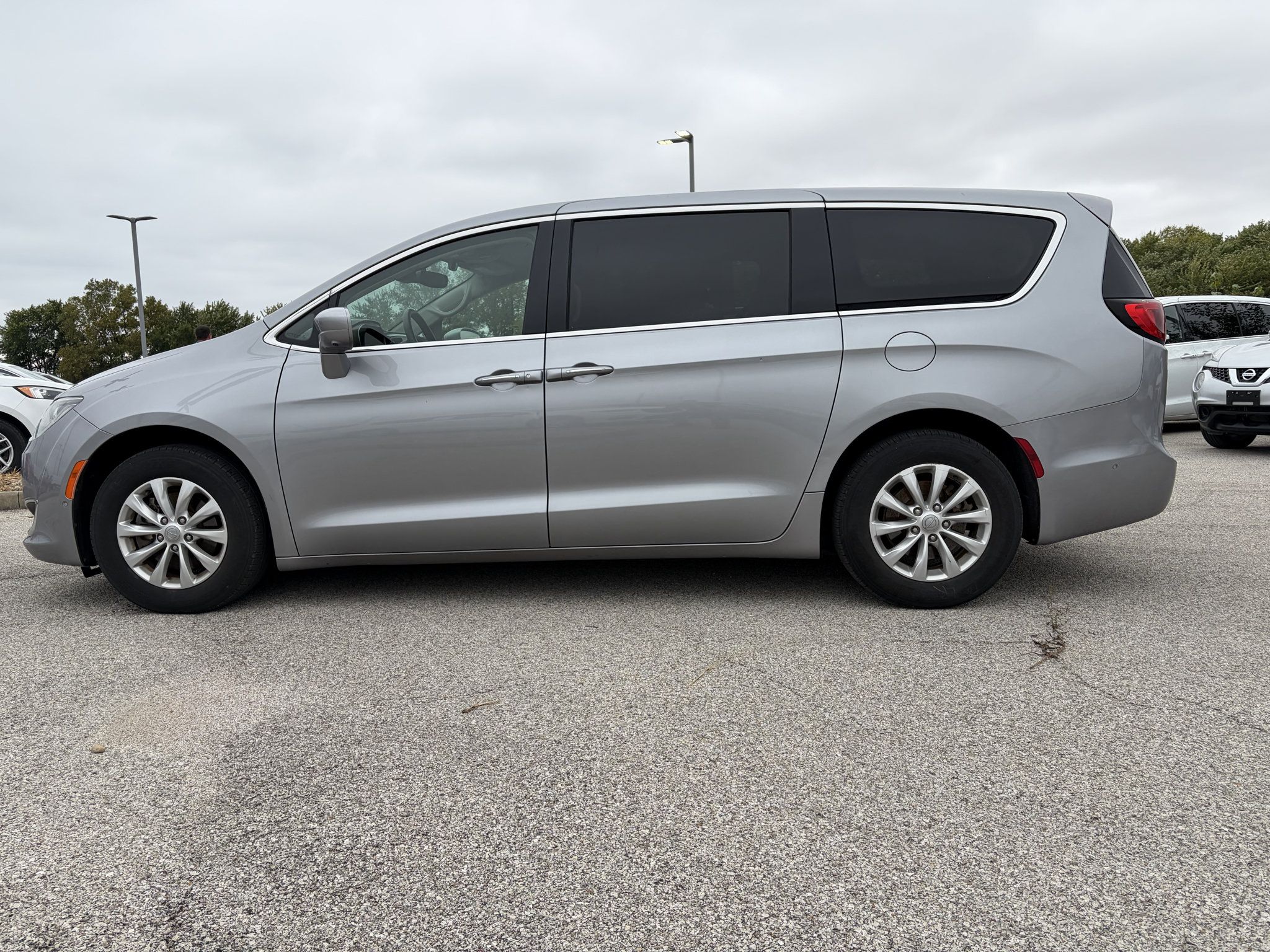 Used 2019 Chrysler Pacifica Touring Plus w/ Advanced Safetytec Group FWD image 6