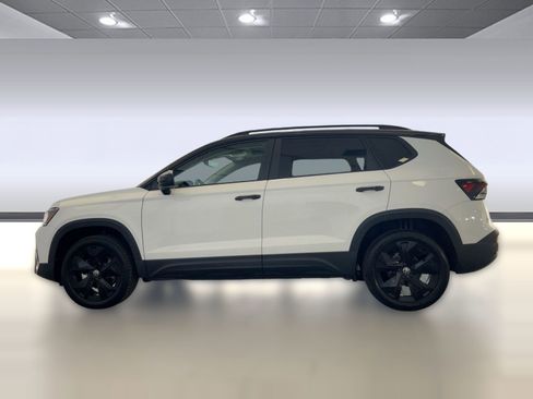 New 2026 Volkswagen Taos SE image 2