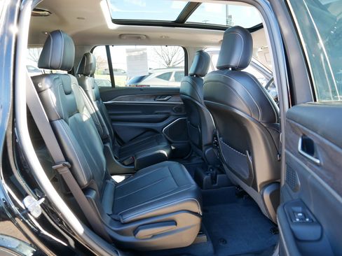 Used 2023 Jeep Grand Cherokee L Limited w/ Luxury Tech Group II image 18