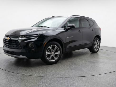 Used 2025 Chevrolet Blazer LT image 3