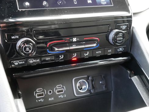 Used 2023 Jeep Grand Cherokee L Laredo image 32