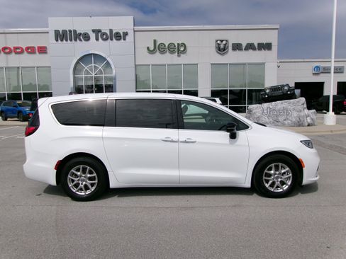 Used 2025 Chrysler Pacifica Select FWD image 5