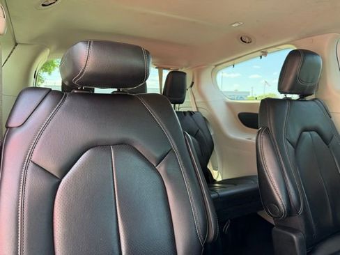 Used 2022 Chrysler Pacifica Touring-L FWD image 14
