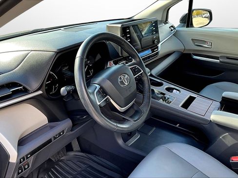 Used 2024 Toyota Sienna XLE image 21