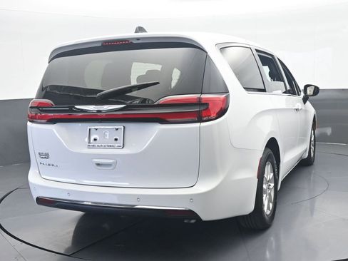 Used 2025 Chrysler Pacifica Select FWD image 5