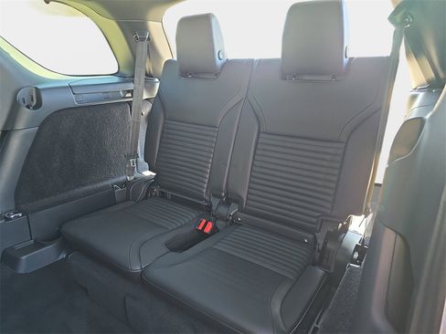 Used 2025 Land Rover Discovery S image 12
