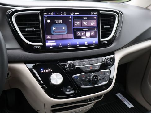 Used 2024 Chrysler Pacifica Touring-L FWD image 32