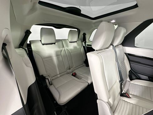 Used 2025 Land Rover Discovery S image 28