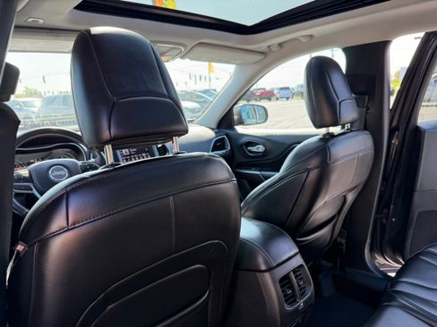 Used 2019 Jeep Cherokee Latitude Plus w/ Comfort/Convenience Group image 18