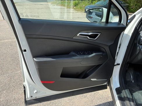 Used 2025 Kia Sportage LX image 18