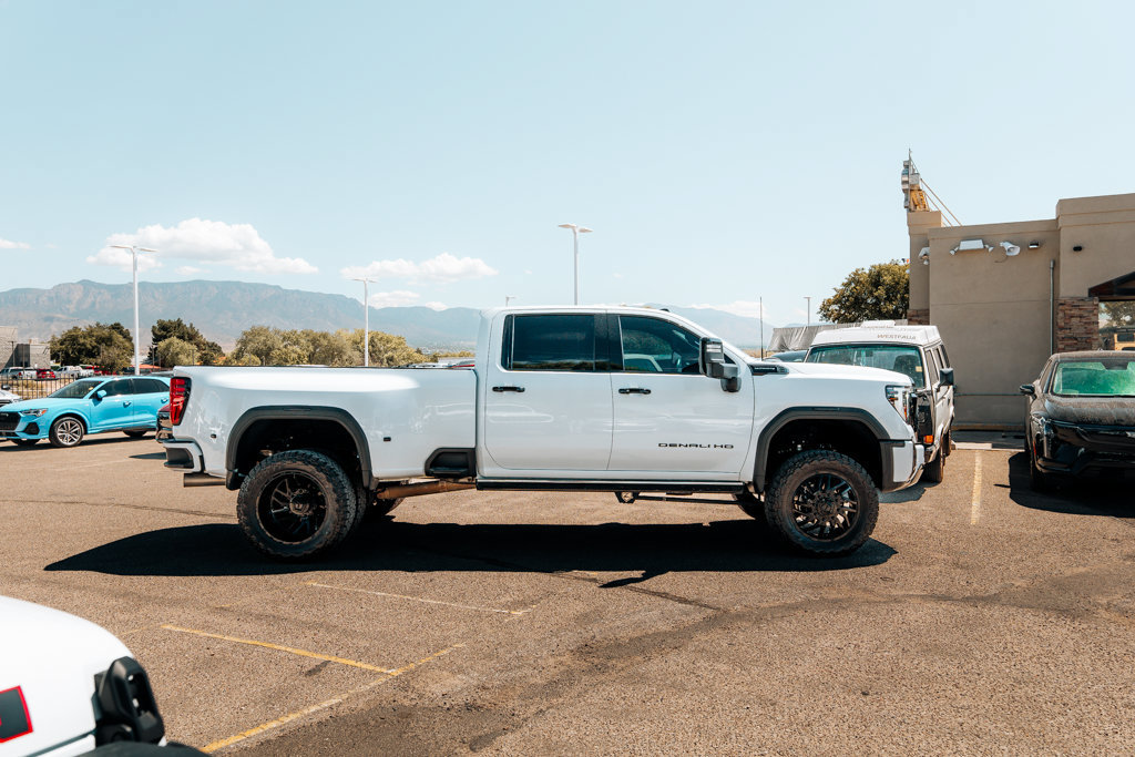 Used 2026 GMC Sierra 3500 Denali Ultimate w/ LPO, Black Badging Package AWD/4WD image 8