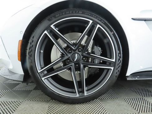 Used 2025 Aston Martin V8 Vantage Coupe image 28