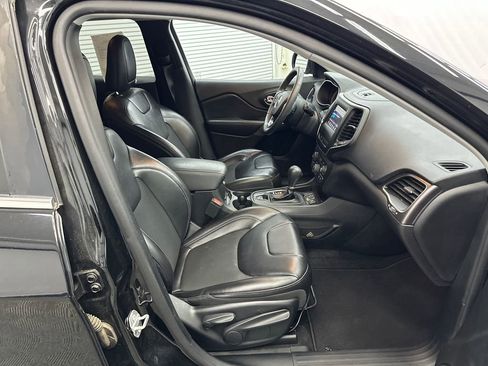 Used 2020 Jeep Cherokee Latitude Plus image 14