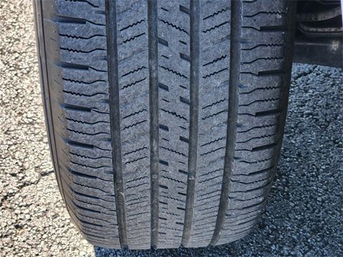 Used 2024 Nissan Frontier SV image 13