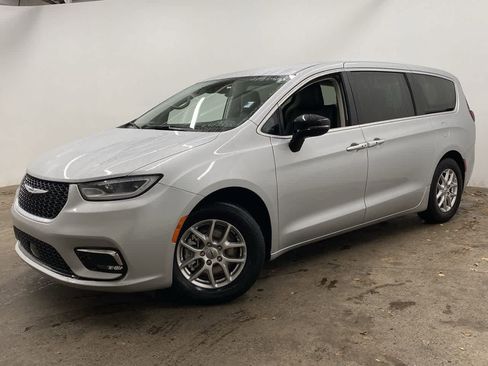 Used 2024 Chrysler Pacifica Touring-L image 1