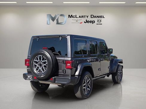 Used 2025 Jeep Wrangler Unlimited Sahara AWD/4WD image 5