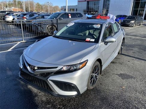 Used 2021 Toyota Camry SE image 1