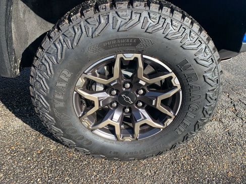 Used 2024 Chevrolet Colorado ZR2 w/ Technology Package image 9