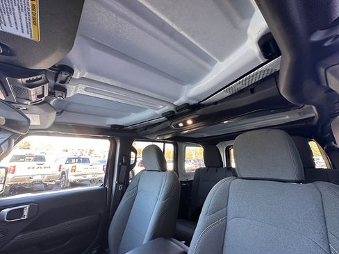 Used 2025 Jeep Wrangler Sahara image 26