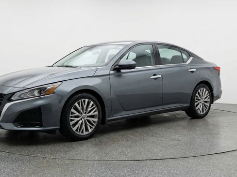 Used 2025 Nissan Altima 2.5 SV FWD image 3